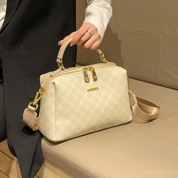 PVC crossbody torba, vodoravnog kvadratnog oblika, zatvarač, poliesterska podstava, samo jedan remen