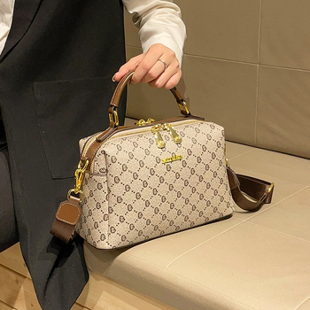PVC crossbody torba, vodoravnog kvadratnog oblika, zatvarač, poliesterska podstava, samo jedan remen