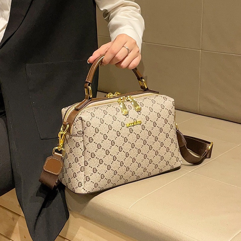 PVC crossbody torba, vodoravnog kvadratnog oblika, zatvarač, poliesterska podstava, samo jedan remen