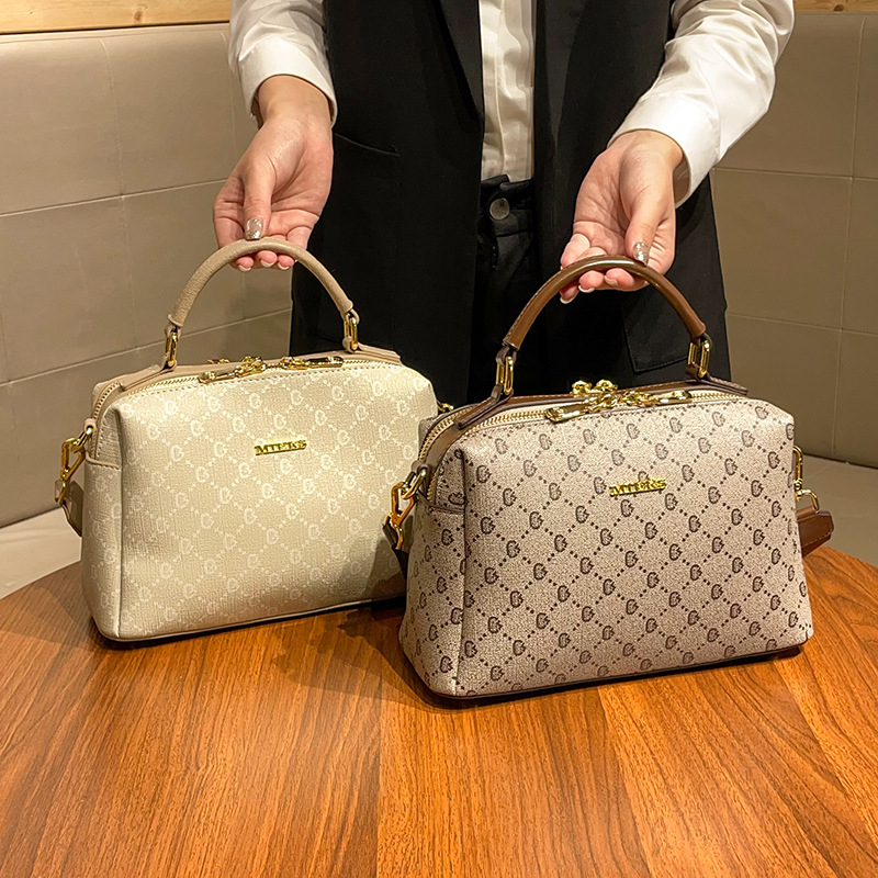 PVC crossbody torba, vodoravnog kvadratnog oblika, zatvarač, poliesterska podstava, samo jedan remen