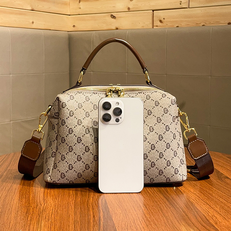 PVC crossbody torba, vodoravnog kvadratnog oblika, zatvarač, poliesterska podstava, samo jedan remen