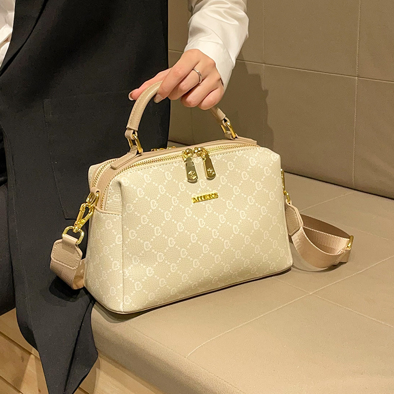 PVC crossbody torba, vodoravnog kvadratnog oblika, zatvarač, poliesterska podstava, samo jedan remen
