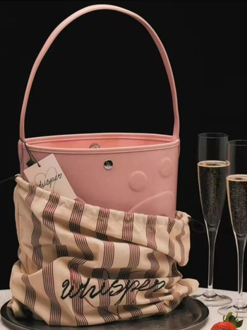 Geantă bucket gravată, curea de umăr simplă, material Super Migration, închidere magnetică, căptușeală Super Fiber