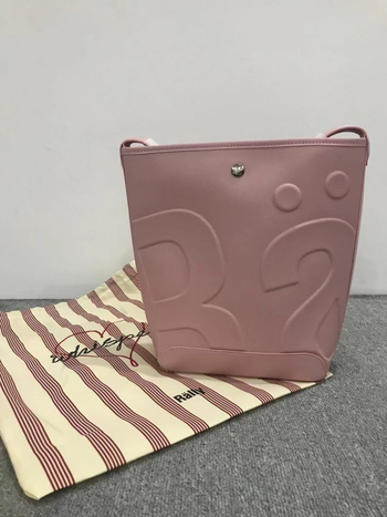 Geantă bucket gravată, curea de umăr simplă, material Super Migration, închidere magnetică, căptușeală Super Fiber