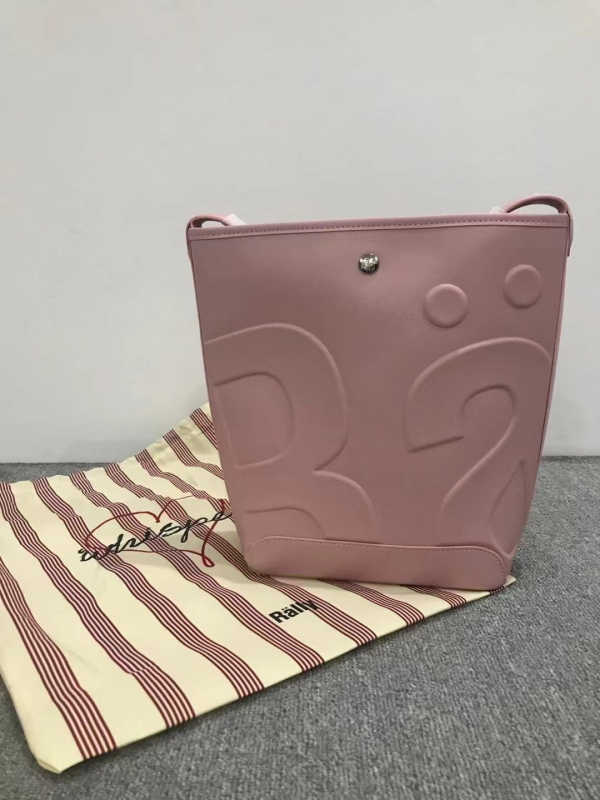 Geantă bucket gravată, curea de umăr simplă, material Super Migration, închidere magnetică, căptușeală Super Fiber