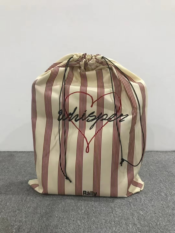 Geantă bucket gravată, curea de umăr simplă, material Super Migration, închidere magnetică, căptușeală Super Fiber