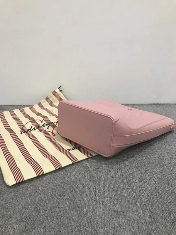 Geantă bucket gravată, curea de umăr simplă, material Super Migration, închidere magnetică, căptușeală Super Fiber