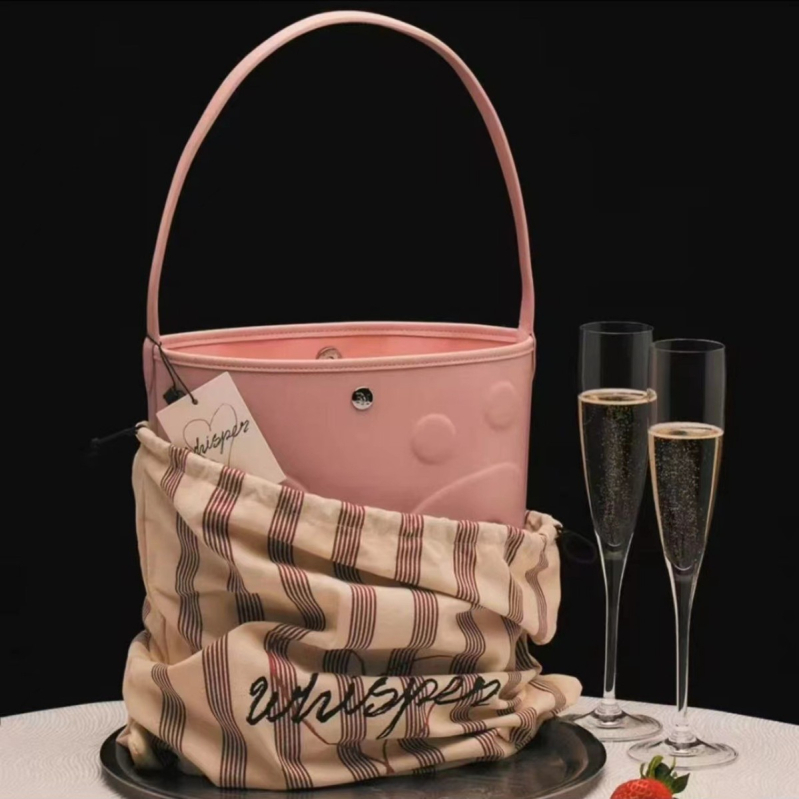 Geantă bucket gravată, curea de umăr simplă, material Super Migration, închidere magnetică, căptușeală Super Fiber