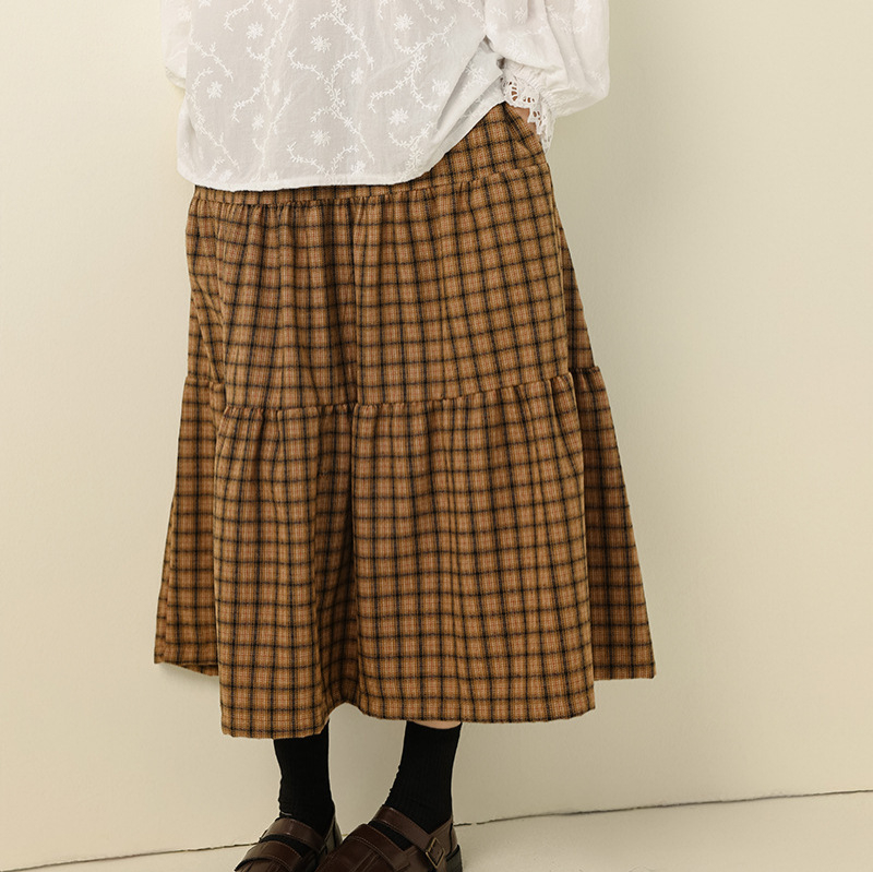 Dlhá sukňa A‑tvaru, s vysokým pásom, z kockovanej bavlny a ľanu