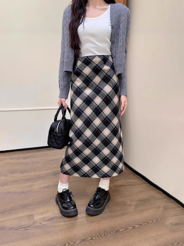 A-line karirana midi suknja, poliester materijal, glavni sastav 70–80%, jesen 2025