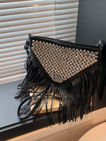 Crossbody torba u street fashion stilu, PU materijal, horizontalni četvrtasti oblik, otvaranje zatvaračem, unutarnja džep sa zatvaračem