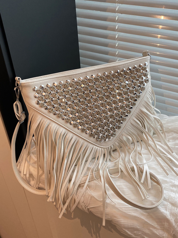 Crossbody torba u street fashion stilu, PU materijal, horizontalni četvrtasti oblik, otvaranje zatvaračem, unutarnja džep sa zatvaračem