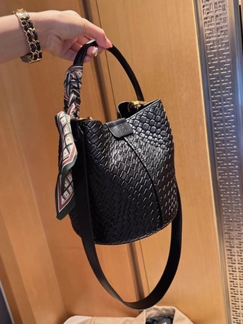 Női PU anyagú kosár-stílusú táska, városi minimalist stílus, poliészter belső, mágneses zárás, tavasz 2025