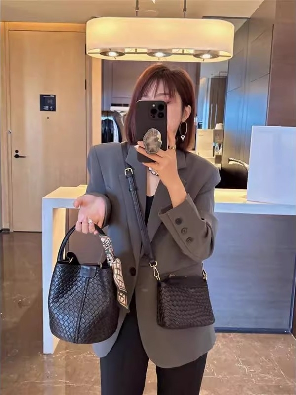 Női PU anyagú kosár-stílusú táska, városi minimalist stílus, poliészter belső, mágneses zárás, tavasz 2025