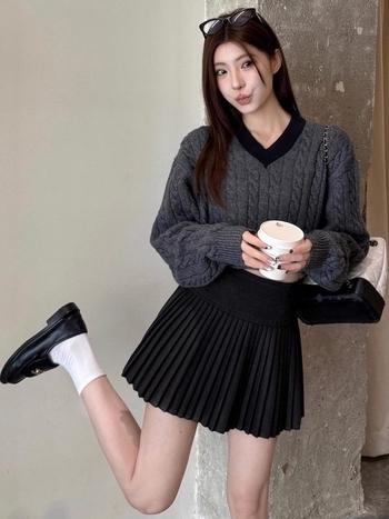 Fustă mini plisată în linie A, din lână cu elastan, elasticitate medie, toamnă 2025