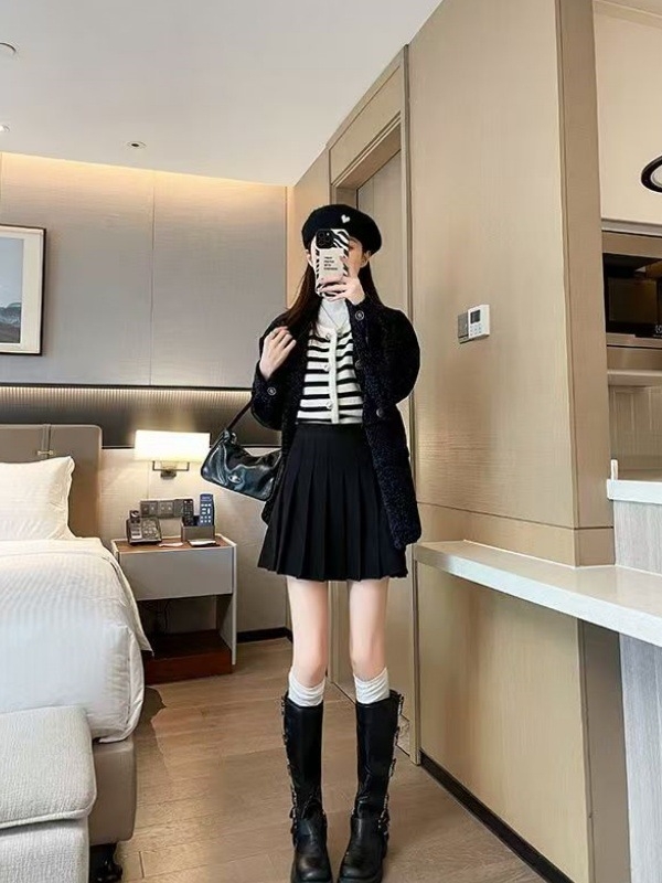 Fustă plisată din lână, evazată, mărime plus, talie înaltă, stil elegant; amestec lână-poliester 30–50%, elasticitate, potrivită pentru corpul în formă de pară