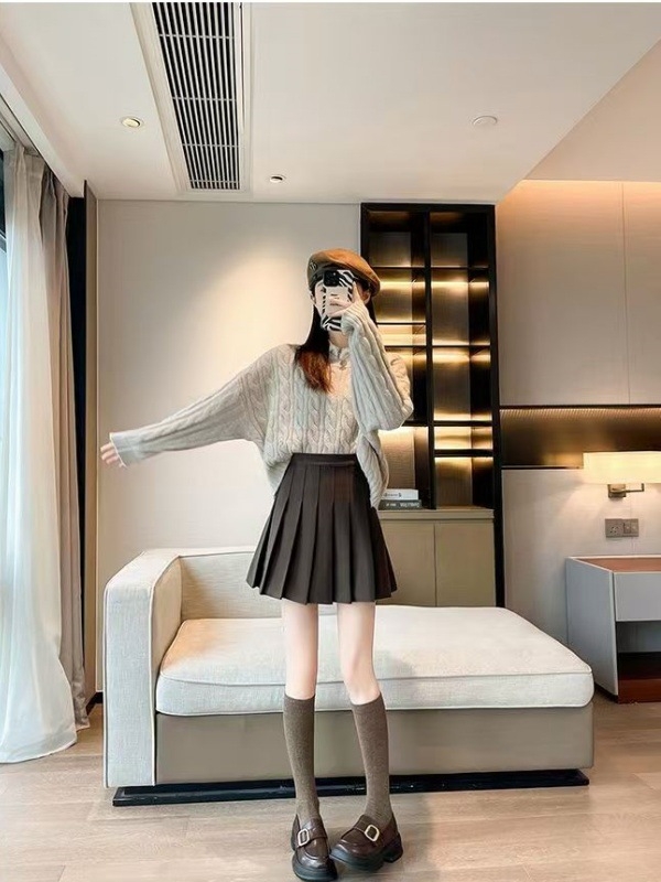 Fustă plisată din lână, evazată, mărime plus, talie înaltă, stil elegant; amestec lână-poliester 30–50%, elasticitate, potrivită pentru corpul în formă de pară