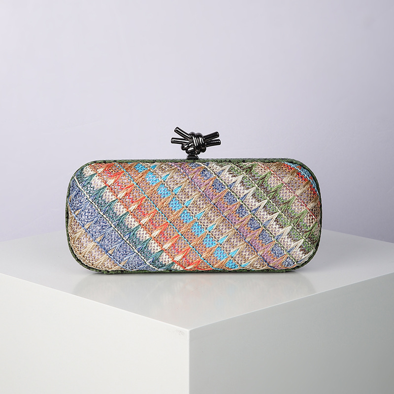 Geantă de seară din paie împletite pentru femei, formă orizontală pătrată, închidere cu lacăt, căptușeală poliester, primăvara 2025.