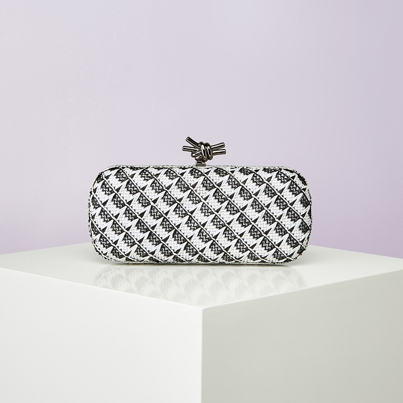 Geantă de seară din paie împletite pentru femei, formă orizontală pătrată, închidere cu lacăt, căptușeală poliester, primăvara 2025.