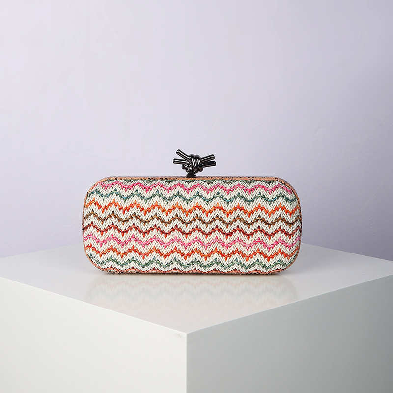 Geantă de seară din paie împletite pentru femei, formă orizontală pătrată, închidere cu lacăt, căptușeală poliester, primăvara 2025.