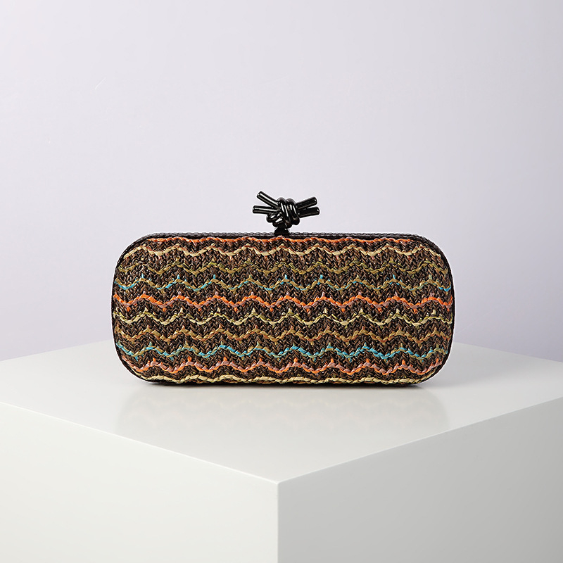 Geantă de seară din paie împletite pentru femei, formă orizontală pătrată, închidere cu lacăt, căptușeală poliester, primăvara 2025.