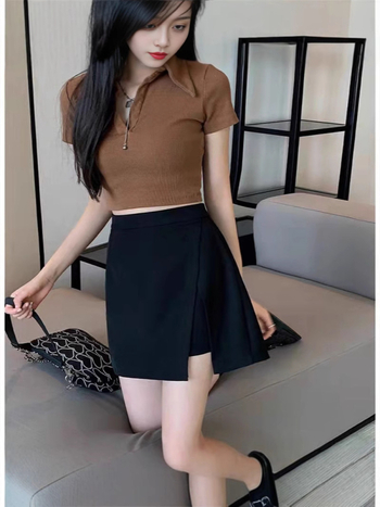 Fustă scurtă cu talie înaltă și croială neregulată, deschidere laterală; poliester cu spandex, micro-elastic