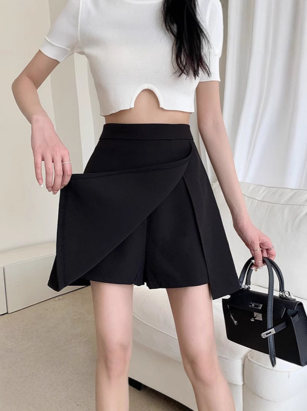 Fustă scurtă cu talie înaltă și croială neregulată, deschidere laterală; poliester cu spandex, micro-elastic