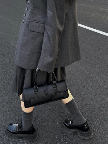 Geantă PU unisex, stil franțuzesc retro, formă orizontal pătrată, închidere cu clapetă, toamna 2025