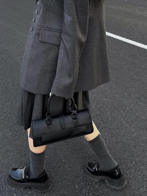 Geantă PU unisex, stil franțuzesc retro, formă orizontal pătrată, închidere cu clapetă, toamna 2025