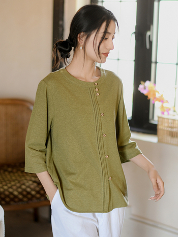 Cardigan tricotat din amestec cânepă-bumbac, cânepă 50–70% și bumbac 30–50%, mânecă 3/4, închidere cu nasturi pe o singură linie, croială normală, lungime 50–65 cm.