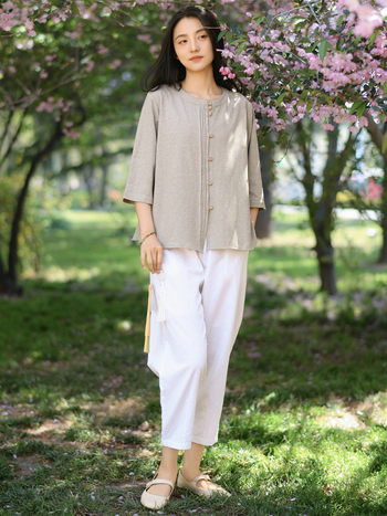 Cardigan tricotat din amestec cânepă-bumbac, cânepă 50–70% și bumbac 30–50%, mânecă 3/4, închidere cu nasturi pe o singură linie, croială normală, lungime 50–65 cm.