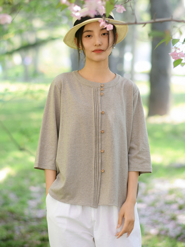 Cardigan tricotat din amestec cânepă-bumbac, cânepă 50–70% și bumbac 30–50%, mânecă 3/4, închidere cu nasturi pe o singură linie, croială normală, lungime 50–65 cm.