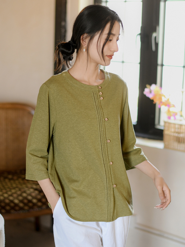 Cardigan tricotat din amestec cânepă-bumbac, cânepă 50–70% și bumbac 30–50%, mânecă 3/4, închidere cu nasturi pe o singură linie, croială normală, lungime 50–65 cm.