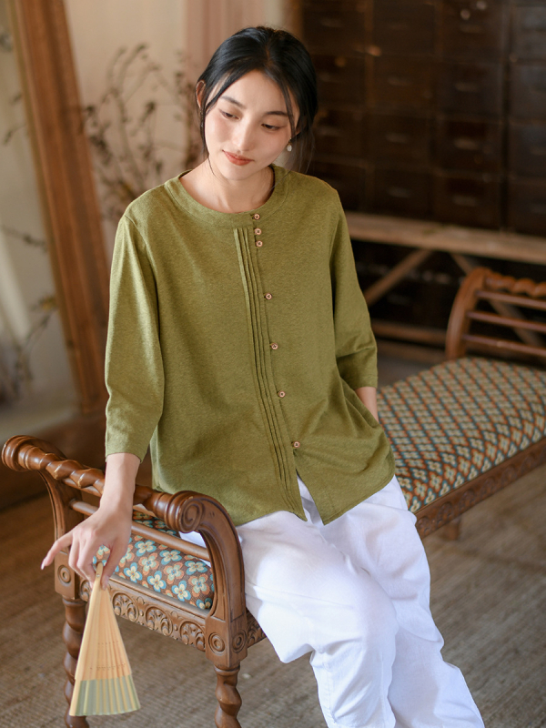 Cardigan tricotat din amestec cânepă-bumbac, cânepă 50–70% și bumbac 30–50%, mânecă 3/4, închidere cu nasturi pe o singură linie, croială normală, lungime 50–65 cm.