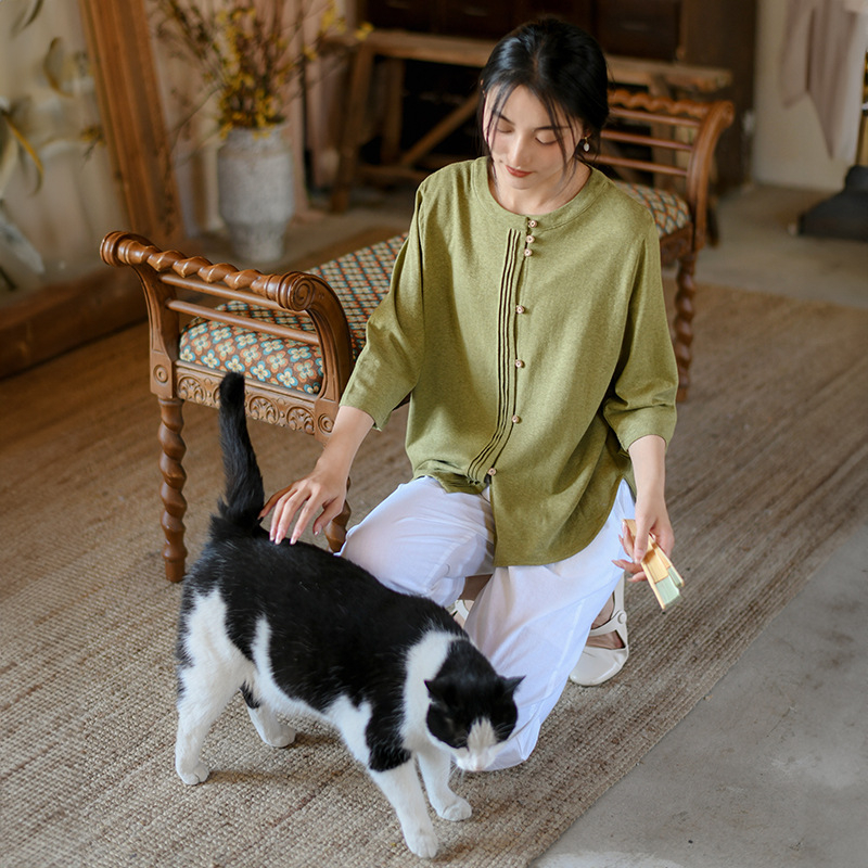 Cardigan tricotat din amestec cânepă-bumbac, cânepă 50–70% și bumbac 30–50%, mânecă 3/4, închidere cu nasturi pe o singură linie, croială normală, lungime 50–65 cm.