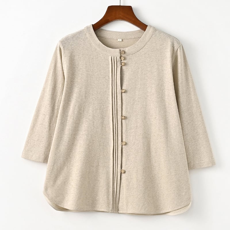 Cardigan tricotat din amestec cânepă-bumbac, cânepă 50–70% și bumbac 30–50%, mânecă 3/4, închidere cu nasturi pe o singură linie, croială normală, lungime 50–65 cm.