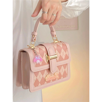 Damska crossbody torba u urbanom stilu od PU, horizontalno kvadratnog oblika, zatvarač, podstava od poliestera.