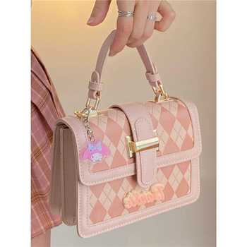Damska crossbody torba u urbanom stilu od PU, horizontalno kvadratnog oblika, zatvarač, podstava od poliestera.