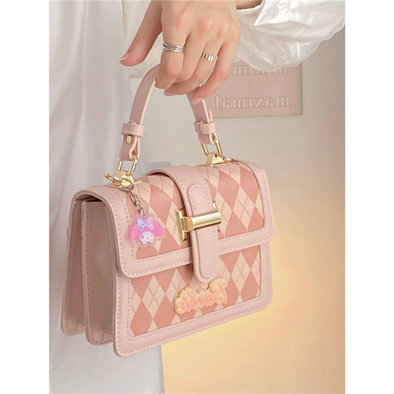 Damska crossbody torba u urbanom stilu od PU, horizontalno kvadratnog oblika, zatvarač, podstava od poliestera.