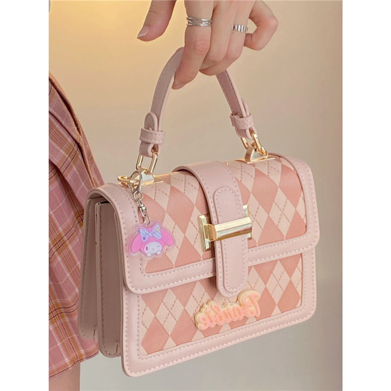 Damska crossbody torba u urbanom stilu od PU, horizontalno kvadratnog oblika, zatvarač, podstava od poliestera.