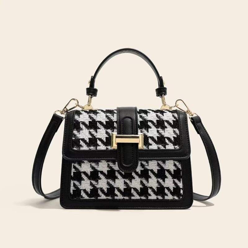 Damska crossbody torba u urbanom stilu od PU, horizontalno kvadratnog oblika, zatvarač, podstava od poliestera.