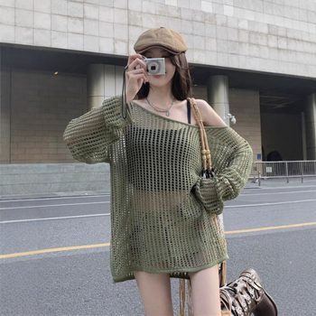 Плетен топ с изрязани детайли и открити рамене - свободен силует, средна дължина, UPF30+ защита от слънцето