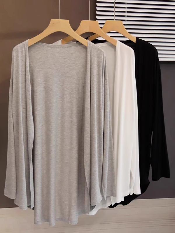 Свободен кардиган от полиестер с дълги ръкави, средна дължина, едноцветен.