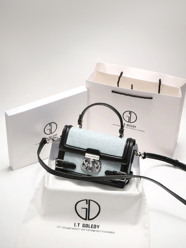 Crossbody torba s teškom vezom, PU materijal, kvadratnog oblika, unutarnja pretinica s laminiranim zatvaračem