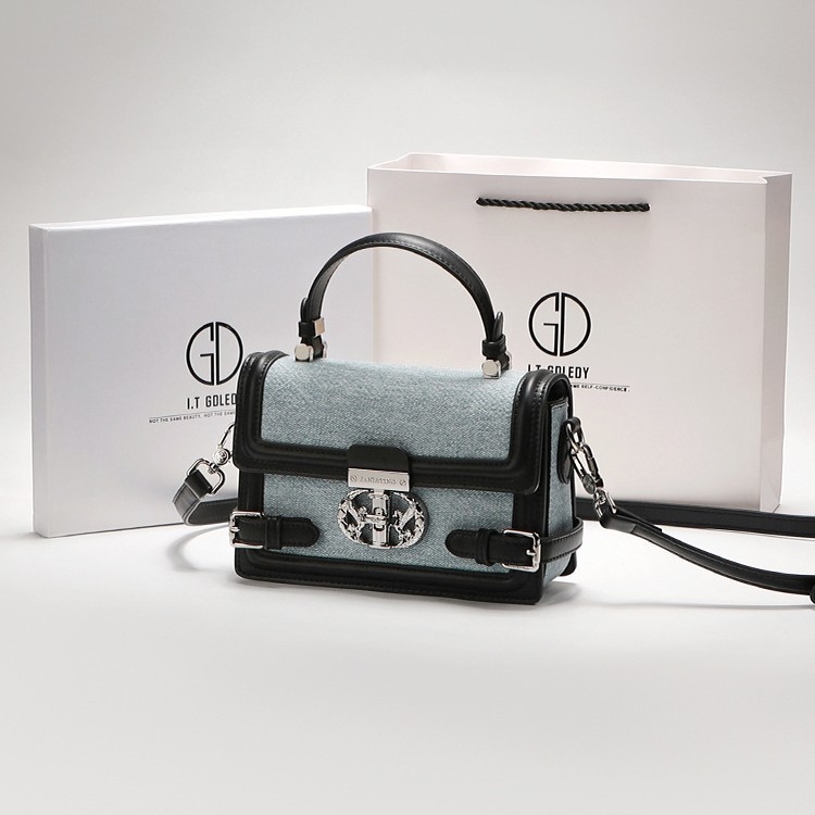 Crossbody torba s teškom vezom, PU materijal, kvadratnog oblika, unutarnja pretinica s laminiranim zatvaračem