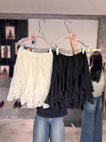 Fustă Cake cu model 3D și cusătură de tip colaj, amestec din fibre de celuloză regenerată și bumbac-poliester, țesătură micro-elastică, primăvara 2025