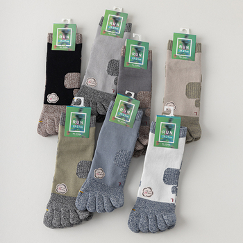 Férfi ötujjas sportzokni — antibakteriális és dezodoráló, varratmentes, légáteresztő, pamut-keverék (pamut 61,4% / poliészter 29,4% / spandex 1,6% / elasztán 7,6%)