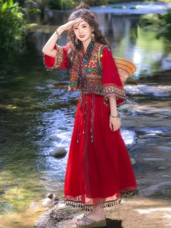 Hanfu haljina, Miao inspirirana princeza s egzotičnim stilom za folklorne plesove, Chenille tkanina sa Spandexom; udio glavne tkanine ispod 30%; udio drugog sastojka 30–50%; proljeće 2025 izdanje