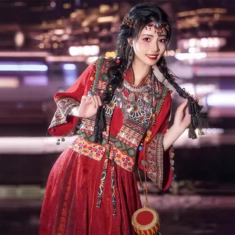 Hanfu haljina, Miao inspirirana princeza s egzotičnim stilom za folklorne plesove, Chenille tkanina sa Spandexom; udio glavne tkanine ispod 30%; udio drugog sastojka 30–50%; proljeće 2025 izdanje
