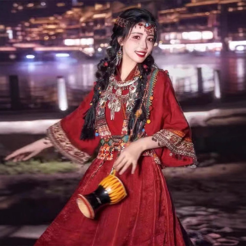 Hanfu haljina, Miao inspirirana princeza s egzotičnim stilom za folklorne plesove, Chenille tkanina sa Spandexom; udio glavne tkanine ispod 30%; udio drugog sastojka 30–50%; proljeće 2025 izdanje